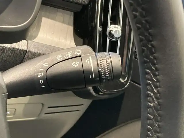 ボルボ ボルボ ＸＣ４０ アルティメット B4 AWD 熊本県 2023(令5)年 2.3万km クリスタルホワイトP ・スマートキー/・プッシュスタート/・Pilot Assist/・レーンキープエイド/・ロードサインインフォメーション/・前車発進告知/・衝突回避/・パークアシスト/・ドライバーアラート/・クロストラフィックアラート/・レーンアシスタンス/・ブラインドスポットモニター/・クルーズコントロール(追従式)/・アクティブハイビーム/・グレー革シート/・前席パワーシート/・全席シートヒーター/・ハンドルヒーター/・純正メモリナビ/　【Bluetooth・USB・AppleCarPlay・AndroidAuto】/・harman/kardonサウンドシステム/・全方位カメラ/・ETC/・パワーバックドア/・LEDヘッドランプ/・LEDフォグランプ/・純正マット/・純正バイザー/・保証書/取説