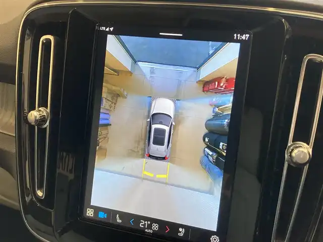 ボルボ ボルボ ＸＣ４０ アルティメット B4 AWD 熊本県 2023(令5)年 2.3万km クリスタルホワイトP ・スマートキー/・プッシュスタート/・Pilot Assist/・レーンキープエイド/・ロードサインインフォメーション/・前車発進告知/・衝突回避/・パークアシスト/・ドライバーアラート/・クロストラフィックアラート/・レーンアシスタンス/・ブラインドスポットモニター/・クルーズコントロール(追従式)/・アクティブハイビーム/・グレー革シート/・前席パワーシート/・全席シートヒーター/・ハンドルヒーター/・純正メモリナビ/　【Bluetooth・USB・AppleCarPlay・AndroidAuto】/・harman/kardonサウンドシステム/・全方位カメラ/・ETC/・パワーバックドア/・LEDヘッドランプ/・LEDフォグランプ/・純正マット/・純正バイザー/・保証書/取説