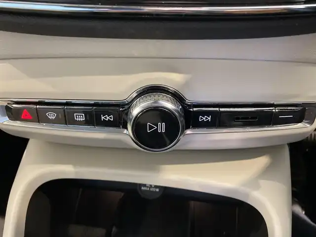 ボルボ ボルボ ＸＣ４０ アルティメット B4 AWD 熊本県 2023(令5)年 2.3万km クリスタルホワイトP ・スマートキー/・プッシュスタート/・Pilot Assist/・レーンキープエイド/・ロードサインインフォメーション/・前車発進告知/・衝突回避/・パークアシスト/・ドライバーアラート/・クロストラフィックアラート/・レーンアシスタンス/・ブラインドスポットモニター/・クルーズコントロール(追従式)/・アクティブハイビーム/・グレー革シート/・前席パワーシート/・全席シートヒーター/・ハンドルヒーター/・純正メモリナビ/　【Bluetooth・USB・AppleCarPlay・AndroidAuto】/・harman/kardonサウンドシステム/・全方位カメラ/・ETC/・パワーバックドア/・LEDヘッドランプ/・LEDフォグランプ/・純正マット/・純正バイザー/・保証書/取説