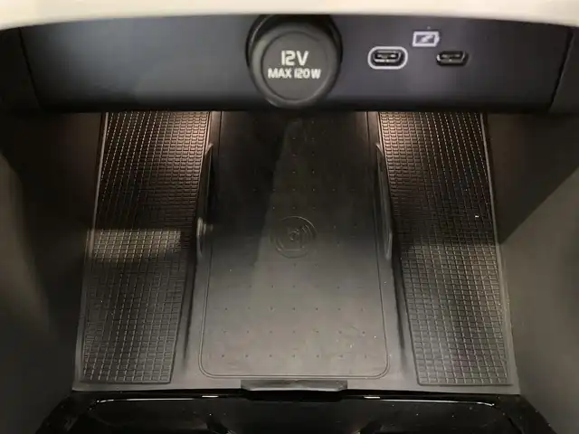 ボルボ ボルボ ＸＣ４０ アルティメット B4 AWD 熊本県 2023(令5)年 2.3万km クリスタルホワイトP ・スマートキー/・プッシュスタート/・Pilot Assist/・レーンキープエイド/・ロードサインインフォメーション/・前車発進告知/・衝突回避/・パークアシスト/・ドライバーアラート/・クロストラフィックアラート/・レーンアシスタンス/・ブラインドスポットモニター/・クルーズコントロール(追従式)/・アクティブハイビーム/・グレー革シート/・前席パワーシート/・全席シートヒーター/・ハンドルヒーター/・純正メモリナビ/　【Bluetooth・USB・AppleCarPlay・AndroidAuto】/・harman/kardonサウンドシステム/・全方位カメラ/・ETC/・パワーバックドア/・LEDヘッドランプ/・LEDフォグランプ/・純正マット/・純正バイザー/・保証書/取説