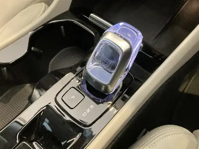 ボルボ ボルボ ＸＣ４０ アルティメット B4 AWD 熊本県 2023(令5)年 2.3万km クリスタルホワイトP ・スマートキー/・プッシュスタート/・Pilot Assist/・レーンキープエイド/・ロードサインインフォメーション/・前車発進告知/・衝突回避/・パークアシスト/・ドライバーアラート/・クロストラフィックアラート/・レーンアシスタンス/・ブラインドスポットモニター/・クルーズコントロール(追従式)/・アクティブハイビーム/・グレー革シート/・前席パワーシート/・全席シートヒーター/・ハンドルヒーター/・純正メモリナビ/　【Bluetooth・USB・AppleCarPlay・AndroidAuto】/・harman/kardonサウンドシステム/・全方位カメラ/・ETC/・パワーバックドア/・LEDヘッドランプ/・LEDフォグランプ/・純正マット/・純正バイザー/・保証書/取説