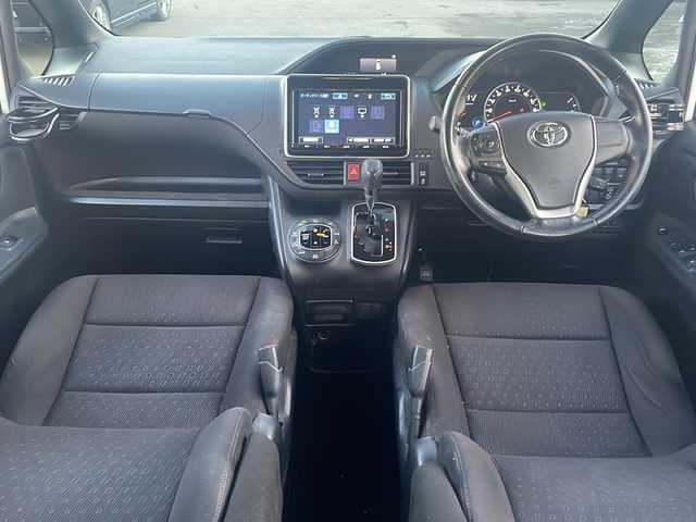 トヨタ ヴォクシー V 道東・釧路十勝 2017(平29)年 8.1万km ホワイトパールクリスタルシャイン 4WD/純正９インチナビ　/(AM/FM/フルセグTV/ＤＶＤ再生/Ｂｌｕｅｔｏｏｔｈ接続)/前後ドライブレコーダー　/ビルトインＥＴＣ　/バックカメラ　/両側パワースライドドア　/クルーズコントロール　/レーンアシスト　/プリクラッシュセーフティ/横滑り防止装置/アイドリングストップ　/スマートキー/プッシュスタート/純正LEDヘッドライト/純正15インチアルミホイール/純正フロアマット