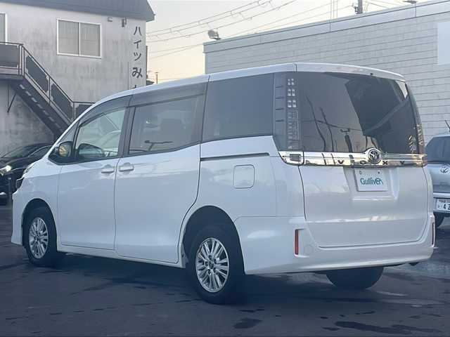 トヨタ ヴォクシー V 道東・釧路十勝 2017(平29)年 8.1万km ホワイトパールクリスタルシャイン 4WD/純正９インチナビ　/(AM/FM/フルセグTV/ＤＶＤ再生/Ｂｌｕｅｔｏｏｔｈ接続)/前後ドライブレコーダー　/ビルトインＥＴＣ　/バックカメラ　/両側パワースライドドア　/クルーズコントロール　/レーンアシスト　/プリクラッシュセーフティ/横滑り防止装置/アイドリングストップ　/スマートキー/プッシュスタート/純正LEDヘッドライト/純正15インチアルミホイール/純正フロアマット