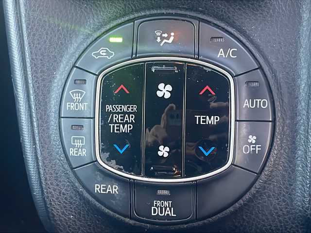 トヨタ ヴォクシー V 道東・釧路十勝 2017(平29)年 8.1万km ホワイトパールクリスタルシャイン 4WD/純正９インチナビ　/(AM/FM/フルセグTV/ＤＶＤ再生/Ｂｌｕｅｔｏｏｔｈ接続)/前後ドライブレコーダー　/ビルトインＥＴＣ　/バックカメラ　/両側パワースライドドア　/クルーズコントロール　/レーンアシスト　/プリクラッシュセーフティ/横滑り防止装置/アイドリングストップ　/スマートキー/プッシュスタート/純正LEDヘッドライト/純正15インチアルミホイール/純正フロアマット