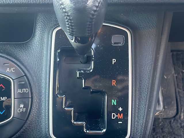 トヨタ ヴォクシー V 道東・釧路十勝 2017(平29)年 8.1万km ホワイトパールクリスタルシャイン 4WD/純正９インチナビ　/(AM/FM/フルセグTV/ＤＶＤ再生/Ｂｌｕｅｔｏｏｔｈ接続)/前後ドライブレコーダー　/ビルトインＥＴＣ　/バックカメラ　/両側パワースライドドア　/クルーズコントロール　/レーンアシスト　/プリクラッシュセーフティ/横滑り防止装置/アイドリングストップ　/スマートキー/プッシュスタート/純正LEDヘッドライト/純正15インチアルミホイール/純正フロアマット