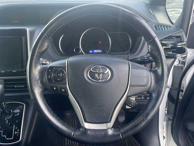 トヨタ ヴォクシー V 道東・釧路十勝 2017(平29)年 8.1万km ホワイトパールクリスタルシャイン 4WD/純正９インチナビ　/(AM/FM/フルセグTV/ＤＶＤ再生/Ｂｌｕｅｔｏｏｔｈ接続)/前後ドライブレコーダー　/ビルトインＥＴＣ　/バックカメラ　/両側パワースライドドア　/クルーズコントロール　/レーンアシスト　/プリクラッシュセーフティ/横滑り防止装置/アイドリングストップ　/スマートキー/プッシュスタート/純正LEDヘッドライト/純正15インチアルミホイール/純正フロアマット