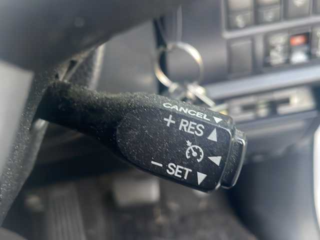 トヨタ ヴォクシー V 道東・釧路十勝 2017(平29)年 8.1万km ホワイトパールクリスタルシャイン 4WD/純正９インチナビ　/(AM/FM/フルセグTV/ＤＶＤ再生/Ｂｌｕｅｔｏｏｔｈ接続)/前後ドライブレコーダー　/ビルトインＥＴＣ　/バックカメラ　/両側パワースライドドア　/クルーズコントロール　/レーンアシスト　/プリクラッシュセーフティ/横滑り防止装置/アイドリングストップ　/スマートキー/プッシュスタート/純正LEDヘッドライト/純正15インチアルミホイール/純正フロアマット