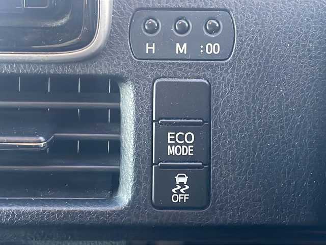 トヨタ ヴォクシー V 道東・釧路十勝 2017(平29)年 8.1万km ホワイトパールクリスタルシャイン 4WD/純正９インチナビ　/(AM/FM/フルセグTV/ＤＶＤ再生/Ｂｌｕｅｔｏｏｔｈ接続)/前後ドライブレコーダー　/ビルトインＥＴＣ　/バックカメラ　/両側パワースライドドア　/クルーズコントロール　/レーンアシスト　/プリクラッシュセーフティ/横滑り防止装置/アイドリングストップ　/スマートキー/プッシュスタート/純正LEDヘッドライト/純正15インチアルミホイール/純正フロアマット