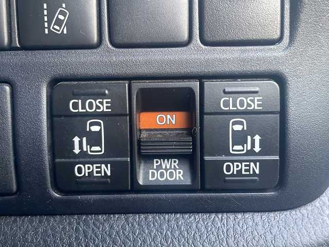 トヨタ ヴォクシー V 道東・釧路十勝 2017(平29)年 8.1万km ホワイトパールクリスタルシャイン 4WD/純正９インチナビ　/(AM/FM/フルセグTV/ＤＶＤ再生/Ｂｌｕｅｔｏｏｔｈ接続)/前後ドライブレコーダー　/ビルトインＥＴＣ　/バックカメラ　/両側パワースライドドア　/クルーズコントロール　/レーンアシスト　/プリクラッシュセーフティ/横滑り防止装置/アイドリングストップ　/スマートキー/プッシュスタート/純正LEDヘッドライト/純正15インチアルミホイール/純正フロアマット