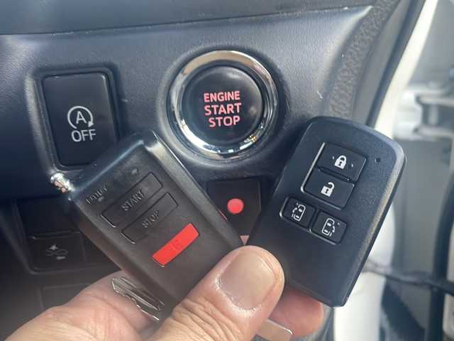 トヨタ ヴォクシー V 道東・釧路十勝 2017(平29)年 8.1万km ホワイトパールクリスタルシャイン 4WD/純正９インチナビ　/(AM/FM/フルセグTV/ＤＶＤ再生/Ｂｌｕｅｔｏｏｔｈ接続)/前後ドライブレコーダー　/ビルトインＥＴＣ　/バックカメラ　/両側パワースライドドア　/クルーズコントロール　/レーンアシスト　/プリクラッシュセーフティ/横滑り防止装置/アイドリングストップ　/スマートキー/プッシュスタート/純正LEDヘッドライト/純正15インチアルミホイール/純正フロアマット