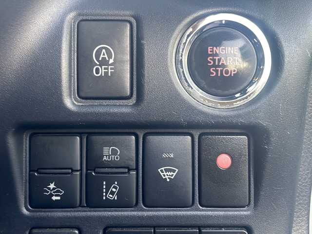 トヨタ ヴォクシー V 道東・釧路十勝 2017(平29)年 8.1万km ホワイトパールクリスタルシャイン 4WD/純正９インチナビ　/(AM/FM/フルセグTV/ＤＶＤ再生/Ｂｌｕｅｔｏｏｔｈ接続)/前後ドライブレコーダー　/ビルトインＥＴＣ　/バックカメラ　/両側パワースライドドア　/クルーズコントロール　/レーンアシスト　/プリクラッシュセーフティ/横滑り防止装置/アイドリングストップ　/スマートキー/プッシュスタート/純正LEDヘッドライト/純正15インチアルミホイール/純正フロアマット