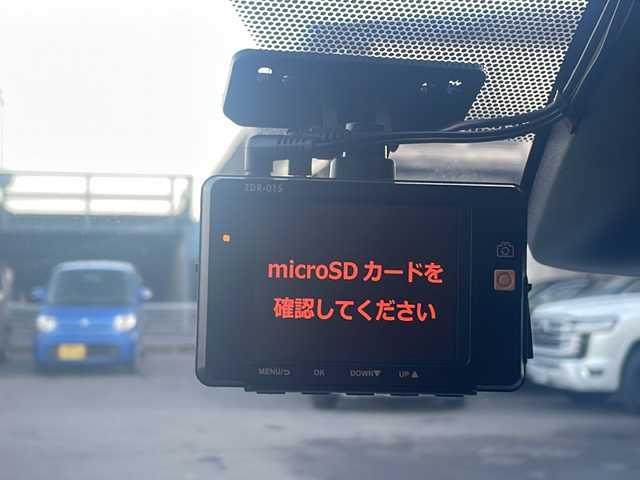 トヨタ ヴォクシー V 道東・釧路十勝 2017(平29)年 8.1万km ホワイトパールクリスタルシャイン 4WD/純正９インチナビ　/(AM/FM/フルセグTV/ＤＶＤ再生/Ｂｌｕｅｔｏｏｔｈ接続)/前後ドライブレコーダー　/ビルトインＥＴＣ　/バックカメラ　/両側パワースライドドア　/クルーズコントロール　/レーンアシスト　/プリクラッシュセーフティ/横滑り防止装置/アイドリングストップ　/スマートキー/プッシュスタート/純正LEDヘッドライト/純正15インチアルミホイール/純正フロアマット