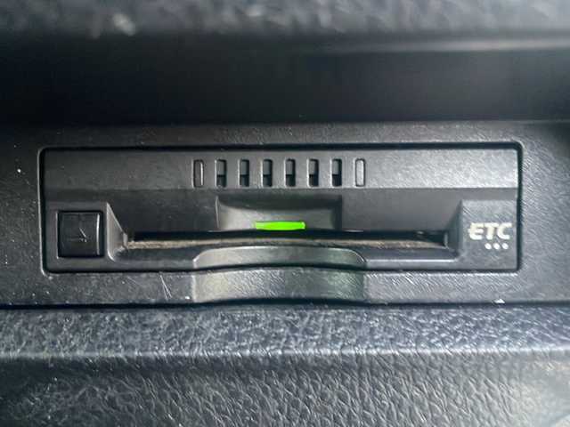 トヨタ ヴォクシー V 道東・釧路十勝 2017(平29)年 8.1万km ホワイトパールクリスタルシャイン 4WD/純正９インチナビ　/(AM/FM/フルセグTV/ＤＶＤ再生/Ｂｌｕｅｔｏｏｔｈ接続)/前後ドライブレコーダー　/ビルトインＥＴＣ　/バックカメラ　/両側パワースライドドア　/クルーズコントロール　/レーンアシスト　/プリクラッシュセーフティ/横滑り防止装置/アイドリングストップ　/スマートキー/プッシュスタート/純正LEDヘッドライト/純正15インチアルミホイール/純正フロアマット