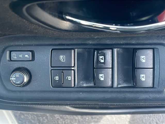 トヨタ ヴォクシー V 道東・釧路十勝 2017(平29)年 8.1万km ホワイトパールクリスタルシャイン 4WD/純正９インチナビ　/(AM/FM/フルセグTV/ＤＶＤ再生/Ｂｌｕｅｔｏｏｔｈ接続)/前後ドライブレコーダー　/ビルトインＥＴＣ　/バックカメラ　/両側パワースライドドア　/クルーズコントロール　/レーンアシスト　/プリクラッシュセーフティ/横滑り防止装置/アイドリングストップ　/スマートキー/プッシュスタート/純正LEDヘッドライト/純正15インチアルミホイール/純正フロアマット