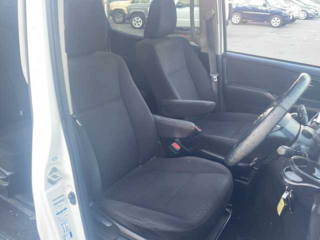 トヨタ ヴォクシー V 道東・釧路十勝 2017(平29)年 8.1万km ホワイトパールクリスタルシャイン 4WD/純正９インチナビ　/(AM/FM/フルセグTV/ＤＶＤ再生/Ｂｌｕｅｔｏｏｔｈ接続)/前後ドライブレコーダー　/ビルトインＥＴＣ　/バックカメラ　/両側パワースライドドア　/クルーズコントロール　/レーンアシスト　/プリクラッシュセーフティ/横滑り防止装置/アイドリングストップ　/スマートキー/プッシュスタート/純正LEDヘッドライト/純正15インチアルミホイール/純正フロアマット