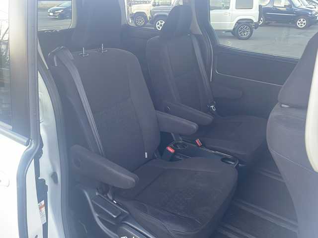 トヨタ ヴォクシー V 道東・釧路十勝 2017(平29)年 8.1万km ホワイトパールクリスタルシャイン 4WD/純正９インチナビ　/(AM/FM/フルセグTV/ＤＶＤ再生/Ｂｌｕｅｔｏｏｔｈ接続)/前後ドライブレコーダー　/ビルトインＥＴＣ　/バックカメラ　/両側パワースライドドア　/クルーズコントロール　/レーンアシスト　/プリクラッシュセーフティ/横滑り防止装置/アイドリングストップ　/スマートキー/プッシュスタート/純正LEDヘッドライト/純正15インチアルミホイール/純正フロアマット