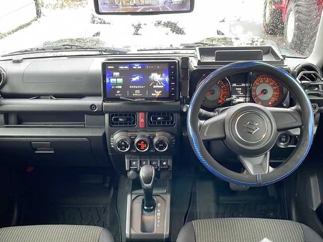 スズキ ジムニー シエラ JL 青森県 2023(令5)年 1.7万km ブルーイッシュブラックパール3 ・4WD/・社外フローティングナビ/・BT/フルセグ/・バックカメラ/・デジタルインナーミラー/・前後ドライブレコーダー/・衝突軽減ブレーキ/・レーンキープアシスト/・ダウンヒルアシストコントロール/・プッシュスタート/・スマートキー/・シートヒーター/・スペアキー/・背面タイヤ/・ETC/・夏タイヤAW積込/・純正15AW/・保証書、取説