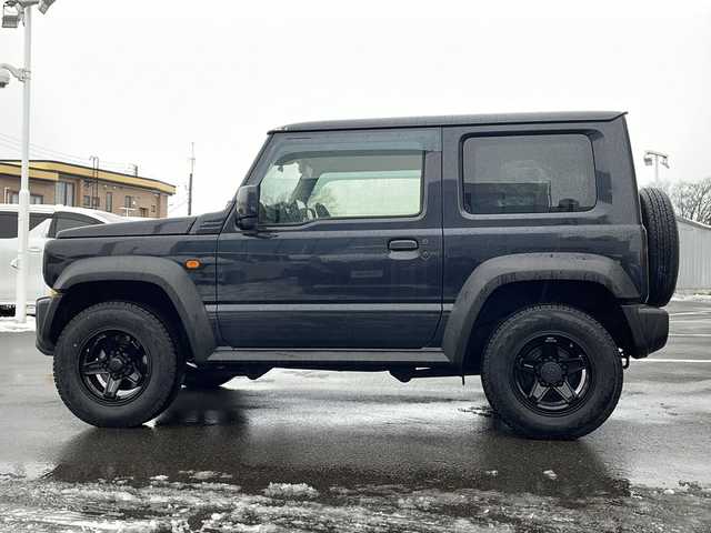 スズキ ジムニー シエラ JL 青森県 2023(令5)年 1.7万km ブルーイッシュブラックパール3 ・4WD/・社外フローティングナビ/・BT/フルセグ/・バックカメラ/・デジタルインナーミラー/・前後ドライブレコーダー/・衝突軽減ブレーキ/・レーンキープアシスト/・ダウンヒルアシストコントロール/・プッシュスタート/・スマートキー/・シートヒーター/・スペアキー/・背面タイヤ/・ETC/・夏タイヤAW積込/・純正15AW/・保証書、取説