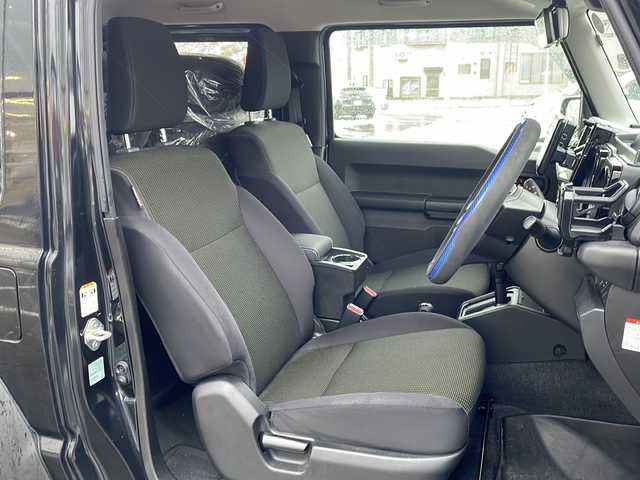 スズキ ジムニー シエラ JL 青森県 2023(令5)年 1.7万km ブルーイッシュブラックパール3 ・4WD/・社外フローティングナビ/・BT/フルセグ/・バックカメラ/・デジタルインナーミラー/・前後ドライブレコーダー/・衝突軽減ブレーキ/・レーンキープアシスト/・ダウンヒルアシストコントロール/・プッシュスタート/・スマートキー/・シートヒーター/・スペアキー/・背面タイヤ/・ETC/・夏タイヤAW積込/・純正15AW/・保証書、取説
