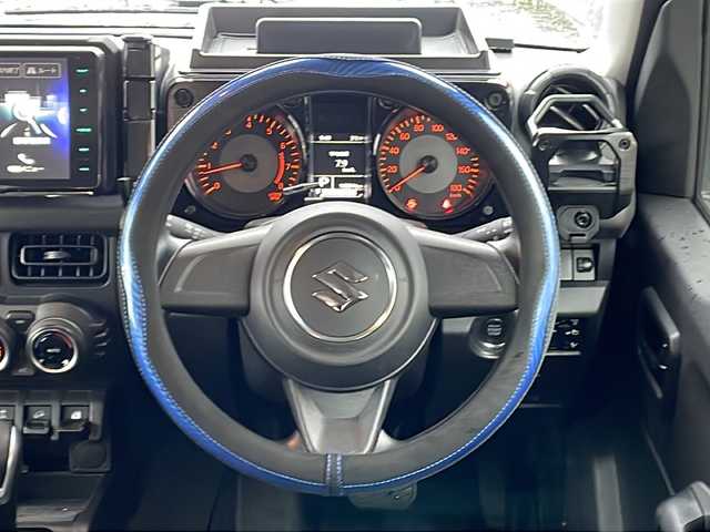 スズキ ジムニー シエラ JL 青森県 2023(令5)年 1.7万km ブルーイッシュブラックパール3 ・4WD/・社外フローティングナビ/・BT/フルセグ/・バックカメラ/・デジタルインナーミラー/・前後ドライブレコーダー/・衝突軽減ブレーキ/・レーンキープアシスト/・ダウンヒルアシストコントロール/・プッシュスタート/・スマートキー/・シートヒーター/・スペアキー/・背面タイヤ/・ETC/・夏タイヤAW積込/・純正15AW/・保証書、取説