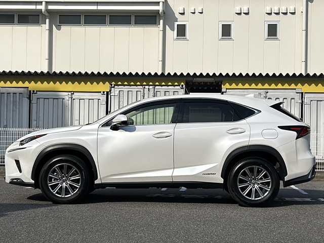 レクサス ＮＸ 300h Iパッケージ 愛知県 2018(平30)年 5.9万km ソニッククォーツ /4WD//純正メモリナビ//純正フルセグTV//CD/DVD/BT/USB/AUX//バック/全周囲カメラ//前後ドラレコ//ビルトインETC2.0//ヘッドアップディスプレイ//追従機能付きクルーズコントロール//ブラインドスポットモニター//電動パーキングブレーキ//ブレーキホールド//レーンアシスト//横滑り防止装置//衝突被害軽減ブレーキ//車両接近通報一時停止スイッチ//電動リアゲート//ステアリングヒーター//ステアスイッチ//パワーシート(D/N)//シートヒーター(D/N)//メモリーシート(D)//純正LEDオートライト//純正オートハイビーム//フロントフォグランプ//純正17インチアルミホイール//純正フロアマット//トノカバー//イモビライザー//衝突安全ボディー//ドアバイザー//ダブル/サイド/カーテンエアバック//スマートキー//取扱説明書//ナビ説明書//保証書//D記録簿(H31/R1/R2/R3/R4)