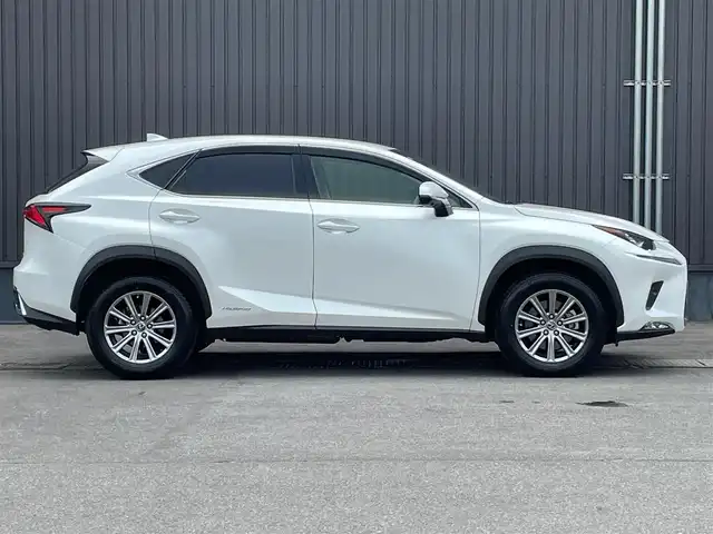 レクサス ＮＸ 300h Iパッケージ 青森県 2018(平30)年 5.9万km ソニッククォーツ /4WD/寒冷地仕様車/　(Fワイパーデアイサー/Rフォグ//　ヘットライトウオッシャー)/純正メモリナビ/　(フルセグTV/DVD/BT/USB/AUX)/全方位カメラ/前後ドラレコ/ビルトインETC2.0/ヘッドアップディスプレイ/追従機能付きクルーズコントロール/ブラインドスポットモニター/レーンアシスト/横滑り防止装置/衝突被害軽減ブレーキ/車両接近通報一時停止スイッチ/電動リアゲート/革巻きステア/ノブ/パドルシフト/ステアリングヒーター/オーディオ/ステアスイッチ/D席メモリー付き/　前席パワーシート/前席シートヒーター/純正3眼LEDオートライト/純正オートマチックハイビーム/シーケンシャルウインカー/ミラーヒーター/フロントフォグランプ/純正17インチアルミホイール/純正フロアマット/純正ドアバイザー/W/サイド/カーテン/ニーエアバック/前後バンパーソナー/スマートキー/保証書/取説/ナビ説明書/記録簿(H31/R1/R2/R3/R4)