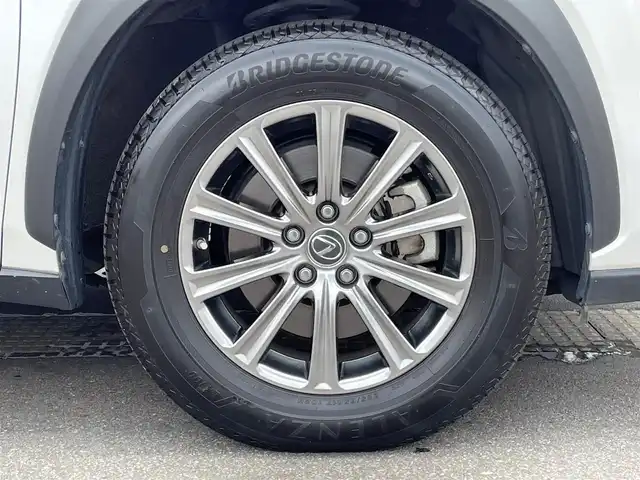 レクサス ＮＸ 300h Iパッケージ 青森県 2018(平30)年 5.9万km ソニッククォーツ /4WD/寒冷地仕様車/　(Fワイパーデアイサー/Rフォグ//　ヘットライトウオッシャー)/純正メモリナビ/　(フルセグTV/DVD/BT/USB/AUX)/全方位カメラ/前後ドラレコ/ビルトインETC2.0/ヘッドアップディスプレイ/追従機能付きクルーズコントロール/ブラインドスポットモニター/レーンアシスト/横滑り防止装置/衝突被害軽減ブレーキ/車両接近通報一時停止スイッチ/電動リアゲート/革巻きステア/ノブ/パドルシフト/ステアリングヒーター/オーディオ/ステアスイッチ/D席メモリー付き/　前席パワーシート/前席シートヒーター/純正3眼LEDオートライト/純正オートマチックハイビーム/シーケンシャルウインカー/ミラーヒーター/フロントフォグランプ/純正17インチアルミホイール/純正フロアマット/純正ドアバイザー/W/サイド/カーテン/ニーエアバック/前後バンパーソナー/スマートキー/保証書/取説/ナビ説明書/記録簿(H31/R1/R2/R3/R4)