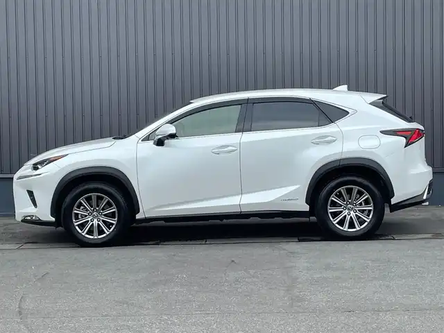 レクサス ＮＸ 300h Iパッケージ 青森県 2018(平30)年 5.9万km ソニッククォーツ /4WD/寒冷地仕様車/　(Fワイパーデアイサー/Rフォグ//　ヘットライトウオッシャー)/純正メモリナビ/　(フルセグTV/DVD/BT/USB/AUX)/全方位カメラ/前後ドラレコ/ビルトインETC2.0/ヘッドアップディスプレイ/追従機能付きクルーズコントロール/ブラインドスポットモニター/レーンアシスト/横滑り防止装置/衝突被害軽減ブレーキ/車両接近通報一時停止スイッチ/電動リアゲート/革巻きステア/ノブ/パドルシフト/ステアリングヒーター/オーディオ/ステアスイッチ/D席メモリー付き/　前席パワーシート/前席シートヒーター/純正3眼LEDオートライト/純正オートマチックハイビーム/シーケンシャルウインカー/ミラーヒーター/フロントフォグランプ/純正17インチアルミホイール/純正フロアマット/純正ドアバイザー/W/サイド/カーテン/ニーエアバック/前後バンパーソナー/スマートキー/保証書/取説/ナビ説明書/記録簿(H31/R1/R2/R3/R4)