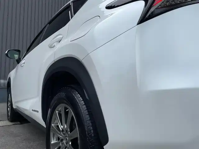 レクサス ＮＸ 300h Iパッケージ 青森県 2018(平30)年 5.9万km ソニッククォーツ /4WD/寒冷地仕様車/　(Fワイパーデアイサー/Rフォグ//　ヘットライトウオッシャー)/純正メモリナビ/　(フルセグTV/DVD/BT/USB/AUX)/全方位カメラ/前後ドラレコ/ビルトインETC2.0/ヘッドアップディスプレイ/追従機能付きクルーズコントロール/ブラインドスポットモニター/レーンアシスト/横滑り防止装置/衝突被害軽減ブレーキ/車両接近通報一時停止スイッチ/電動リアゲート/革巻きステア/ノブ/パドルシフト/ステアリングヒーター/オーディオ/ステアスイッチ/D席メモリー付き/　前席パワーシート/前席シートヒーター/純正3眼LEDオートライト/純正オートマチックハイビーム/シーケンシャルウインカー/ミラーヒーター/フロントフォグランプ/純正17インチアルミホイール/純正フロアマット/純正ドアバイザー/W/サイド/カーテン/ニーエアバック/前後バンパーソナー/スマートキー/保証書/取説/ナビ説明書/記録簿(H31/R1/R2/R3/R4)