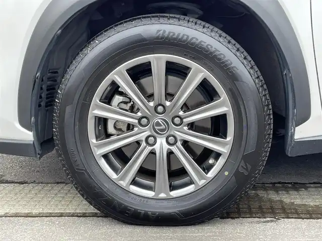 レクサス ＮＸ 300h Iパッケージ 青森県 2018(平30)年 5.9万km ソニッククォーツ /4WD/寒冷地仕様車/　(Fワイパーデアイサー/Rフォグ//　ヘットライトウオッシャー)/純正メモリナビ/　(フルセグTV/DVD/BT/USB/AUX)/全方位カメラ/前後ドラレコ/ビルトインETC2.0/ヘッドアップディスプレイ/追従機能付きクルーズコントロール/ブラインドスポットモニター/レーンアシスト/横滑り防止装置/衝突被害軽減ブレーキ/車両接近通報一時停止スイッチ/電動リアゲート/革巻きステア/ノブ/パドルシフト/ステアリングヒーター/オーディオ/ステアスイッチ/D席メモリー付き/　前席パワーシート/前席シートヒーター/純正3眼LEDオートライト/純正オートマチックハイビーム/シーケンシャルウインカー/ミラーヒーター/フロントフォグランプ/純正17インチアルミホイール/純正フロアマット/純正ドアバイザー/W/サイド/カーテン/ニーエアバック/前後バンパーソナー/スマートキー/保証書/取説/ナビ説明書/記録簿(H31/R1/R2/R3/R4)