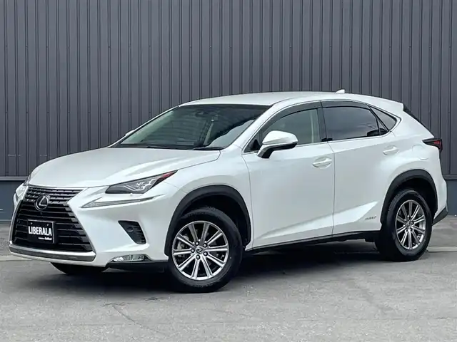 レクサス ＮＸ 300h Iパッケージ 青森県 2018(平30)年 5.9万km ソニッククォーツ /4WD/寒冷地仕様車/　(Fワイパーデアイサー/Rフォグ//　ヘットライトウオッシャー)/純正メモリナビ/　(フルセグTV/DVD/BT/USB/AUX)/全方位カメラ/前後ドラレコ/ビルトインETC2.0/ヘッドアップディスプレイ/追従機能付きクルーズコントロール/ブラインドスポットモニター/レーンアシスト/横滑り防止装置/衝突被害軽減ブレーキ/車両接近通報一時停止スイッチ/電動リアゲート/革巻きステア/ノブ/パドルシフト/ステアリングヒーター/オーディオ/ステアスイッチ/D席メモリー付き/　前席パワーシート/前席シートヒーター/純正3眼LEDオートライト/純正オートマチックハイビーム/シーケンシャルウインカー/ミラーヒーター/フロントフォグランプ/純正17インチアルミホイール/純正フロアマット/純正ドアバイザー/W/サイド/カーテン/ニーエアバック/前後バンパーソナー/スマートキー/保証書/取説/ナビ説明書/記録簿(H31/R1/R2/R3/R4)