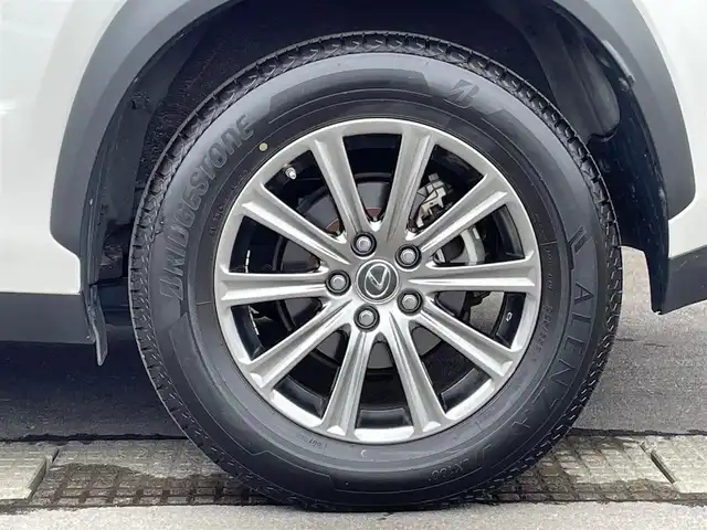 レクサス ＮＸ 300h Iパッケージ 青森県 2018(平30)年 5.9万km ソニッククォーツ /4WD/寒冷地仕様車/　(Fワイパーデアイサー/Rフォグ//　ヘットライトウオッシャー)/純正メモリナビ/　(フルセグTV/DVD/BT/USB/AUX)/全方位カメラ/前後ドラレコ/ビルトインETC2.0/ヘッドアップディスプレイ/追従機能付きクルーズコントロール/ブラインドスポットモニター/レーンアシスト/横滑り防止装置/衝突被害軽減ブレーキ/車両接近通報一時停止スイッチ/電動リアゲート/革巻きステア/ノブ/パドルシフト/ステアリングヒーター/オーディオ/ステアスイッチ/D席メモリー付き/　前席パワーシート/前席シートヒーター/純正3眼LEDオートライト/純正オートマチックハイビーム/シーケンシャルウインカー/ミラーヒーター/フロントフォグランプ/純正17インチアルミホイール/純正フロアマット/純正ドアバイザー/W/サイド/カーテン/ニーエアバック/前後バンパーソナー/スマートキー/保証書/取説/ナビ説明書/記録簿(H31/R1/R2/R3/R4)