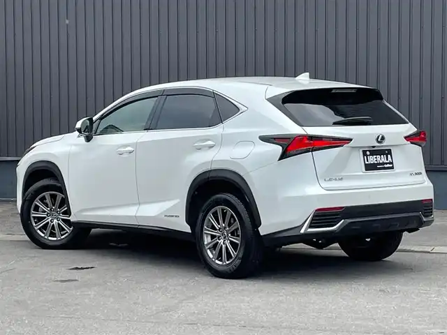 レクサス ＮＸ 300h Iパッケージ 青森県 2018(平30)年 5.9万km ソニッククォーツ /4WD/寒冷地仕様車/　(Fワイパーデアイサー/Rフォグ//　ヘットライトウオッシャー)/純正メモリナビ/　(フルセグTV/DVD/BT/USB/AUX)/全方位カメラ/前後ドラレコ/ビルトインETC2.0/ヘッドアップディスプレイ/追従機能付きクルーズコントロール/ブラインドスポットモニター/レーンアシスト/横滑り防止装置/衝突被害軽減ブレーキ/車両接近通報一時停止スイッチ/電動リアゲート/革巻きステア/ノブ/パドルシフト/ステアリングヒーター/オーディオ/ステアスイッチ/D席メモリー付き/　前席パワーシート/前席シートヒーター/純正3眼LEDオートライト/純正オートマチックハイビーム/シーケンシャルウインカー/ミラーヒーター/フロントフォグランプ/純正17インチアルミホイール/純正フロアマット/純正ドアバイザー/W/サイド/カーテン/ニーエアバック/前後バンパーソナー/スマートキー/保証書/取説/ナビ説明書/記録簿(H31/R1/R2/R3/R4)