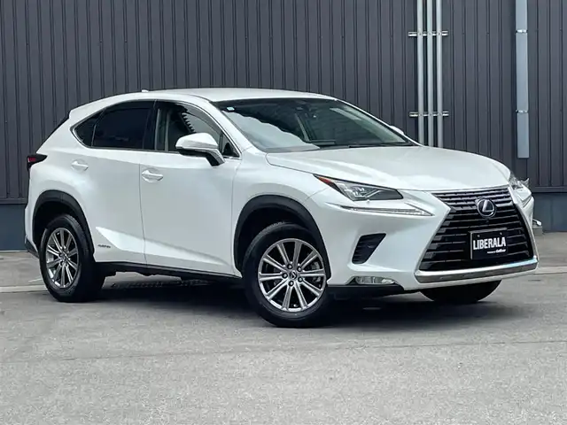 レクサス ＮＸ 300h Iパッケージ 青森県 2018(平30)年 5.9万km ソニッククォーツ /4WD/寒冷地仕様車/　(Fワイパーデアイサー/Rフォグ//　ヘットライトウオッシャー)/純正メモリナビ/　(フルセグTV/DVD/BT/USB/AUX)/全方位カメラ/前後ドラレコ/ビルトインETC2.0/ヘッドアップディスプレイ/追従機能付きクルーズコントロール/ブラインドスポットモニター/レーンアシスト/横滑り防止装置/衝突被害軽減ブレーキ/車両接近通報一時停止スイッチ/電動リアゲート/革巻きステア/ノブ/パドルシフト/ステアリングヒーター/オーディオ/ステアスイッチ/D席メモリー付き/　前席パワーシート/前席シートヒーター/純正3眼LEDオートライト/純正オートマチックハイビーム/シーケンシャルウインカー/ミラーヒーター/フロントフォグランプ/純正17インチアルミホイール/純正フロアマット/純正ドアバイザー/W/サイド/カーテン/ニーエアバック/前後バンパーソナー/スマートキー/保証書/取説/ナビ説明書/記録簿(H31/R1/R2/R3/R4)