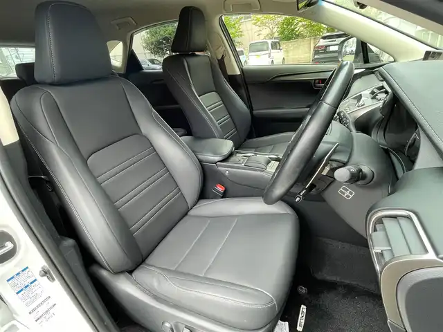 レクサス ＮＸ 300h Iパッケージ 青森県 2018(平30)年 5.9万km ソニッククォーツ /4WD/寒冷地仕様車/　(Fワイパーデアイサー/Rフォグ//　ヘットライトウオッシャー)/純正メモリナビ/　(フルセグTV/DVD/BT/USB/AUX)/全方位カメラ/前後ドラレコ/ビルトインETC2.0/ヘッドアップディスプレイ/追従機能付きクルーズコントロール/ブラインドスポットモニター/レーンアシスト/横滑り防止装置/衝突被害軽減ブレーキ/車両接近通報一時停止スイッチ/電動リアゲート/革巻きステア/ノブ/パドルシフト/ステアリングヒーター/オーディオ/ステアスイッチ/D席メモリー付き/　前席パワーシート/前席シートヒーター/純正3眼LEDオートライト/純正オートマチックハイビーム/シーケンシャルウインカー/ミラーヒーター/フロントフォグランプ/純正17インチアルミホイール/純正フロアマット/純正ドアバイザー/W/サイド/カーテン/ニーエアバック/前後バンパーソナー/スマートキー/保証書/取説/ナビ説明書/記録簿(H31/R1/R2/R3/R4)
