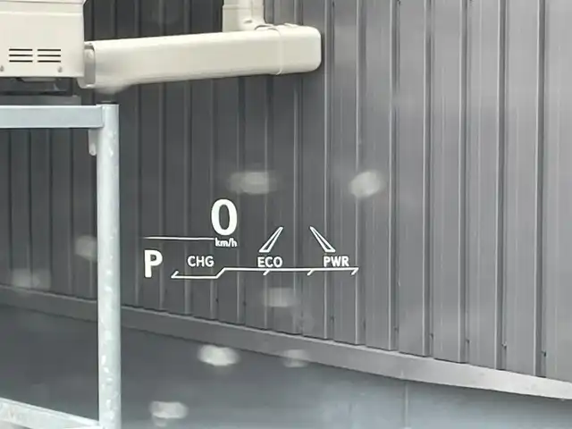レクサス ＮＸ 300h Iパッケージ 青森県 2018(平30)年 5.9万km ソニッククォーツ /4WD/寒冷地仕様車/　(Fワイパーデアイサー/Rフォグ//　ヘットライトウオッシャー)/純正メモリナビ/　(フルセグTV/DVD/BT/USB/AUX)/全方位カメラ/前後ドラレコ/ビルトインETC2.0/ヘッドアップディスプレイ/追従機能付きクルーズコントロール/ブラインドスポットモニター/レーンアシスト/横滑り防止装置/衝突被害軽減ブレーキ/車両接近通報一時停止スイッチ/電動リアゲート/革巻きステア/ノブ/パドルシフト/ステアリングヒーター/オーディオ/ステアスイッチ/D席メモリー付き/　前席パワーシート/前席シートヒーター/純正3眼LEDオートライト/純正オートマチックハイビーム/シーケンシャルウインカー/ミラーヒーター/フロントフォグランプ/純正17インチアルミホイール/純正フロアマット/純正ドアバイザー/W/サイド/カーテン/ニーエアバック/前後バンパーソナー/スマートキー/保証書/取説/ナビ説明書/記録簿(H31/R1/R2/R3/R4)