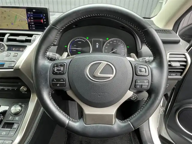レクサス ＮＸ 300h Iパッケージ 青森県 2018(平30)年 5.9万km ソニッククォーツ /4WD/寒冷地仕様車/　(Fワイパーデアイサー/Rフォグ//　ヘットライトウオッシャー)/純正メモリナビ/　(フルセグTV/DVD/BT/USB/AUX)/全方位カメラ/前後ドラレコ/ビルトインETC2.0/ヘッドアップディスプレイ/追従機能付きクルーズコントロール/ブラインドスポットモニター/レーンアシスト/横滑り防止装置/衝突被害軽減ブレーキ/車両接近通報一時停止スイッチ/電動リアゲート/革巻きステア/ノブ/パドルシフト/ステアリングヒーター/オーディオ/ステアスイッチ/D席メモリー付き/　前席パワーシート/前席シートヒーター/純正3眼LEDオートライト/純正オートマチックハイビーム/シーケンシャルウインカー/ミラーヒーター/フロントフォグランプ/純正17インチアルミホイール/純正フロアマット/純正ドアバイザー/W/サイド/カーテン/ニーエアバック/前後バンパーソナー/スマートキー/保証書/取説/ナビ説明書/記録簿(H31/R1/R2/R3/R4)