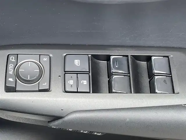 レクサス ＮＸ 300h Iパッケージ 青森県 2018(平30)年 5.9万km ソニッククォーツ /4WD/寒冷地仕様車/　(Fワイパーデアイサー/Rフォグ//　ヘットライトウオッシャー)/純正メモリナビ/　(フルセグTV/DVD/BT/USB/AUX)/全方位カメラ/前後ドラレコ/ビルトインETC2.0/ヘッドアップディスプレイ/追従機能付きクルーズコントロール/ブラインドスポットモニター/レーンアシスト/横滑り防止装置/衝突被害軽減ブレーキ/車両接近通報一時停止スイッチ/電動リアゲート/革巻きステア/ノブ/パドルシフト/ステアリングヒーター/オーディオ/ステアスイッチ/D席メモリー付き/　前席パワーシート/前席シートヒーター/純正3眼LEDオートライト/純正オートマチックハイビーム/シーケンシャルウインカー/ミラーヒーター/フロントフォグランプ/純正17インチアルミホイール/純正フロアマット/純正ドアバイザー/W/サイド/カーテン/ニーエアバック/前後バンパーソナー/スマートキー/保証書/取説/ナビ説明書/記録簿(H31/R1/R2/R3/R4)