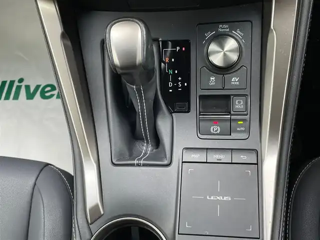 レクサス ＮＸ 300h Iパッケージ 青森県 2018(平30)年 5.9万km ソニッククォーツ /4WD/寒冷地仕様車/　(Fワイパーデアイサー/Rフォグ//　ヘットライトウオッシャー)/純正メモリナビ/　(フルセグTV/DVD/BT/USB/AUX)/全方位カメラ/前後ドラレコ/ビルトインETC2.0/ヘッドアップディスプレイ/追従機能付きクルーズコントロール/ブラインドスポットモニター/レーンアシスト/横滑り防止装置/衝突被害軽減ブレーキ/車両接近通報一時停止スイッチ/電動リアゲート/革巻きステア/ノブ/パドルシフト/ステアリングヒーター/オーディオ/ステアスイッチ/D席メモリー付き/　前席パワーシート/前席シートヒーター/純正3眼LEDオートライト/純正オートマチックハイビーム/シーケンシャルウインカー/ミラーヒーター/フロントフォグランプ/純正17インチアルミホイール/純正フロアマット/純正ドアバイザー/W/サイド/カーテン/ニーエアバック/前後バンパーソナー/スマートキー/保証書/取説/ナビ説明書/記録簿(H31/R1/R2/R3/R4)