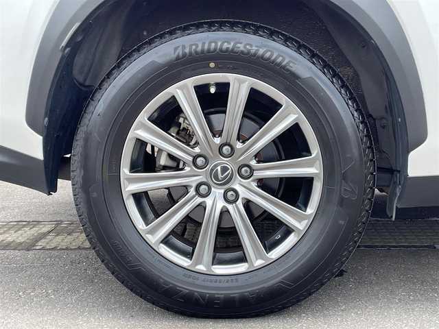 レクサス ＮＸ 300h Iパッケージ 岩手県 2018(平30)年 5.9万km ソニッククォーツ /4WD/寒冷地仕様車/　(Fワイパーデアイサー/Rフォグ//　ヘットライトウオッシャー)/純正メモリナビ/　(フルセグTV/DVD/BT/USB/AUX)/全方位カメラ/前後ドラレコ/ビルトインETC2.0/ヘッドアップディスプレイ/追従機能付きクルーズコントロール/ブラインドスポットモニター/レーンアシスト/横滑り防止装置/衝突被害軽減ブレーキ/車両接近通報一時停止スイッチ/電動リアゲート/革巻きステア/ノブ/パドルシフト/ステアリングヒーター/オーディオ/ステアスイッチ/D席メモリー付き/　前席パワーシート/前席シートヒーター/純正3眼LEDオートライト/純正オートマチックハイビーム/シーケンシャルウインカー/ミラーヒーター/フロントフォグランプ/純正17インチアルミホイール/純正フロアマット/純正ドアバイザー/W/サイド/カーテン/ニーエアバック/前後バンパーソナー/スマートキー/保証書/取説/ナビ説明書/記録簿(H31/R1/R2/R3/R4)