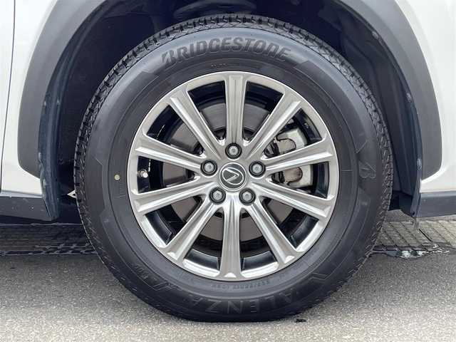 レクサス ＮＸ 300h Iパッケージ 岩手県 2018(平30)年 5.9万km ソニッククォーツ /4WD/寒冷地仕様車/　(Fワイパーデアイサー/Rフォグ//　ヘットライトウオッシャー)/純正メモリナビ/　(フルセグTV/DVD/BT/USB/AUX)/全方位カメラ/前後ドラレコ/ビルトインETC2.0/ヘッドアップディスプレイ/追従機能付きクルーズコントロール/ブラインドスポットモニター/レーンアシスト/横滑り防止装置/衝突被害軽減ブレーキ/車両接近通報一時停止スイッチ/電動リアゲート/革巻きステア/ノブ/パドルシフト/ステアリングヒーター/オーディオ/ステアスイッチ/D席メモリー付き/　前席パワーシート/前席シートヒーター/純正3眼LEDオートライト/純正オートマチックハイビーム/シーケンシャルウインカー/ミラーヒーター/フロントフォグランプ/純正17インチアルミホイール/純正フロアマット/純正ドアバイザー/W/サイド/カーテン/ニーエアバック/前後バンパーソナー/スマートキー/保証書/取説/ナビ説明書/記録簿(H31/R1/R2/R3/R4)