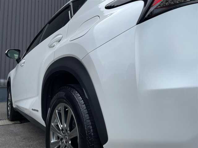 レクサス ＮＸ 300h Iパッケージ 岩手県 2018(平30)年 5.9万km ソニッククォーツ /4WD/寒冷地仕様車/　(Fワイパーデアイサー/Rフォグ//　ヘットライトウオッシャー)/純正メモリナビ/　(フルセグTV/DVD/BT/USB/AUX)/全方位カメラ/前後ドラレコ/ビルトインETC2.0/ヘッドアップディスプレイ/追従機能付きクルーズコントロール/ブラインドスポットモニター/レーンアシスト/横滑り防止装置/衝突被害軽減ブレーキ/車両接近通報一時停止スイッチ/電動リアゲート/革巻きステア/ノブ/パドルシフト/ステアリングヒーター/オーディオ/ステアスイッチ/D席メモリー付き/　前席パワーシート/前席シートヒーター/純正3眼LEDオートライト/純正オートマチックハイビーム/シーケンシャルウインカー/ミラーヒーター/フロントフォグランプ/純正17インチアルミホイール/純正フロアマット/純正ドアバイザー/W/サイド/カーテン/ニーエアバック/前後バンパーソナー/スマートキー/保証書/取説/ナビ説明書/記録簿(H31/R1/R2/R3/R4)