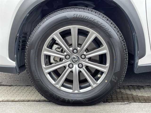 レクサス ＮＸ 300h Iパッケージ 岩手県 2018(平30)年 5.9万km ソニッククォーツ /4WD/寒冷地仕様車/　(Fワイパーデアイサー/Rフォグ//　ヘットライトウオッシャー)/純正メモリナビ/　(フルセグTV/DVD/BT/USB/AUX)/全方位カメラ/前後ドラレコ/ビルトインETC2.0/ヘッドアップディスプレイ/追従機能付きクルーズコントロール/ブラインドスポットモニター/レーンアシスト/横滑り防止装置/衝突被害軽減ブレーキ/車両接近通報一時停止スイッチ/電動リアゲート/革巻きステア/ノブ/パドルシフト/ステアリングヒーター/オーディオ/ステアスイッチ/D席メモリー付き/　前席パワーシート/前席シートヒーター/純正3眼LEDオートライト/純正オートマチックハイビーム/シーケンシャルウインカー/ミラーヒーター/フロントフォグランプ/純正17インチアルミホイール/純正フロアマット/純正ドアバイザー/W/サイド/カーテン/ニーエアバック/前後バンパーソナー/スマートキー/保証書/取説/ナビ説明書/記録簿(H31/R1/R2/R3/R4)