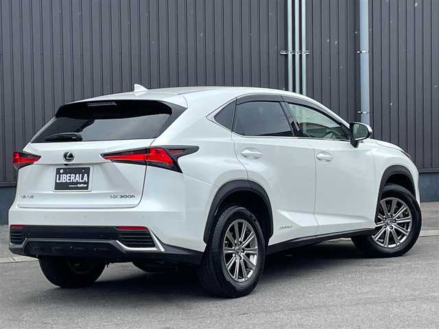レクサス ＮＸ 300h Iパッケージ 岩手県 2018(平30)年 5.9万km ソニッククォーツ /4WD/寒冷地仕様車/　(Fワイパーデアイサー/Rフォグ//　ヘットライトウオッシャー)/純正メモリナビ/　(フルセグTV/DVD/BT/USB/AUX)/全方位カメラ/前後ドラレコ/ビルトインETC2.0/ヘッドアップディスプレイ/追従機能付きクルーズコントロール/ブラインドスポットモニター/レーンアシスト/横滑り防止装置/衝突被害軽減ブレーキ/車両接近通報一時停止スイッチ/電動リアゲート/革巻きステア/ノブ/パドルシフト/ステアリングヒーター/オーディオ/ステアスイッチ/D席メモリー付き/　前席パワーシート/前席シートヒーター/純正3眼LEDオートライト/純正オートマチックハイビーム/シーケンシャルウインカー/ミラーヒーター/フロントフォグランプ/純正17インチアルミホイール/純正フロアマット/純正ドアバイザー/W/サイド/カーテン/ニーエアバック/前後バンパーソナー/スマートキー/保証書/取説/ナビ説明書/記録簿(H31/R1/R2/R3/R4)