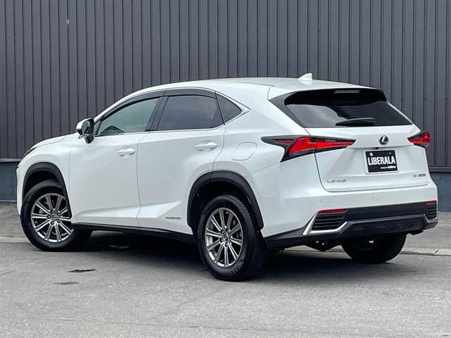 レクサス ＮＸ 300h Iパッケージ 岩手県 2018(平30)年 5.9万km ソニッククォーツ /4WD/寒冷地仕様車/　(Fワイパーデアイサー/Rフォグ//　ヘットライトウオッシャー)/純正メモリナビ/　(フルセグTV/DVD/BT/USB/AUX)/全方位カメラ/前後ドラレコ/ビルトインETC2.0/ヘッドアップディスプレイ/追従機能付きクルーズコントロール/ブラインドスポットモニター/レーンアシスト/横滑り防止装置/衝突被害軽減ブレーキ/車両接近通報一時停止スイッチ/電動リアゲート/革巻きステア/ノブ/パドルシフト/ステアリングヒーター/オーディオ/ステアスイッチ/D席メモリー付き/　前席パワーシート/前席シートヒーター/純正3眼LEDオートライト/純正オートマチックハイビーム/シーケンシャルウインカー/ミラーヒーター/フロントフォグランプ/純正17インチアルミホイール/純正フロアマット/純正ドアバイザー/W/サイド/カーテン/ニーエアバック/前後バンパーソナー/スマートキー/保証書/取説/ナビ説明書/記録簿(H31/R1/R2/R3/R4)