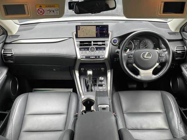 レクサス ＮＸ 300h Iパッケージ 岩手県 2018(平30)年 5.9万km ソニッククォーツ /4WD/寒冷地仕様車/　(Fワイパーデアイサー/Rフォグ//　ヘットライトウオッシャー)/純正メモリナビ/　(フルセグTV/DVD/BT/USB/AUX)/全方位カメラ/前後ドラレコ/ビルトインETC2.0/ヘッドアップディスプレイ/追従機能付きクルーズコントロール/ブラインドスポットモニター/レーンアシスト/横滑り防止装置/衝突被害軽減ブレーキ/車両接近通報一時停止スイッチ/電動リアゲート/革巻きステア/ノブ/パドルシフト/ステアリングヒーター/オーディオ/ステアスイッチ/D席メモリー付き/　前席パワーシート/前席シートヒーター/純正3眼LEDオートライト/純正オートマチックハイビーム/シーケンシャルウインカー/ミラーヒーター/フロントフォグランプ/純正17インチアルミホイール/純正フロアマット/純正ドアバイザー/W/サイド/カーテン/ニーエアバック/前後バンパーソナー/スマートキー/保証書/取説/ナビ説明書/記録簿(H31/R1/R2/R3/R4)