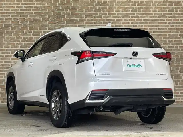 レクサス ＮＸ 300h Iパッケージ 岩手県 2018(平30)年 5.9万km ソニッククォーツ /4WD/寒冷地仕様車/　(Fワイパーデアイサー/Rフォグ//　ヘットライトウオッシャー)/純正メモリナビ/　(フルセグTV/DVD/BT/USB/AUX)/全方位カメラ/前後ドラレコ/ビルトインETC2.0/ヘッドアップディスプレイ/追従機能付きクルーズコントロール/ブラインドスポットモニター/レーンアシスト/横滑り防止装置/衝突被害軽減ブレーキ/車両接近通報一時停止スイッチ/電動リアゲート/革巻きステア/ノブ/パドルシフト/ステアリングヒーター/オーディオ/ステアスイッチ/D席メモリー付き/　前席パワーシート/前席シートヒーター/純正3眼LEDオートライト/純正オートマチックハイビーム/シーケンシャルウインカー/ミラーヒーター/フロントフォグランプ/純正17インチアルミホイール/純正フロアマット/純正ドアバイザー/W/サイド/カーテン/ニーエアバック/前後バンパーソナー/スマートキー/保証書/取説/ナビ説明書/記録簿(H31/R1/R2/R3/R4)