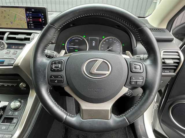 レクサス ＮＸ 300h Iパッケージ 岩手県 2018(平30)年 5.9万km ソニッククォーツ /4WD/寒冷地仕様車/　(Fワイパーデアイサー/Rフォグ//　ヘットライトウオッシャー)/純正メモリナビ/　(フルセグTV/DVD/BT/USB/AUX)/全方位カメラ/前後ドラレコ/ビルトインETC2.0/ヘッドアップディスプレイ/追従機能付きクルーズコントロール/ブラインドスポットモニター/レーンアシスト/横滑り防止装置/衝突被害軽減ブレーキ/車両接近通報一時停止スイッチ/電動リアゲート/革巻きステア/ノブ/パドルシフト/ステアリングヒーター/オーディオ/ステアスイッチ/D席メモリー付き/　前席パワーシート/前席シートヒーター/純正3眼LEDオートライト/純正オートマチックハイビーム/シーケンシャルウインカー/ミラーヒーター/フロントフォグランプ/純正17インチアルミホイール/純正フロアマット/純正ドアバイザー/W/サイド/カーテン/ニーエアバック/前後バンパーソナー/スマートキー/保証書/取説/ナビ説明書/記録簿(H31/R1/R2/R3/R4)