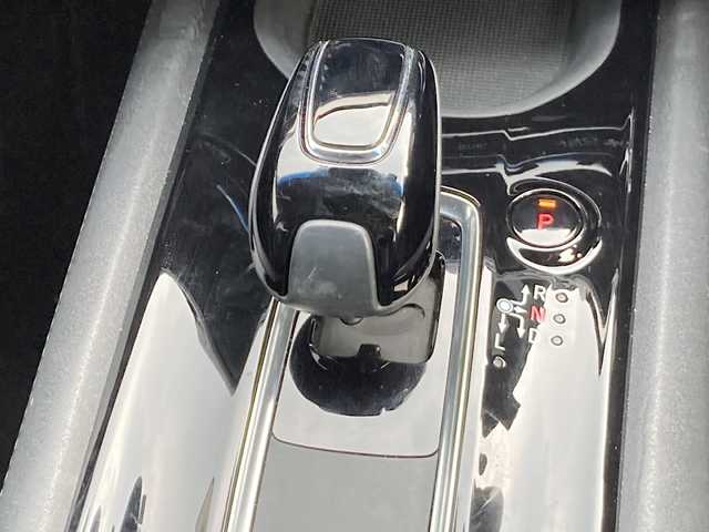 ホンダ ヴェゼル ハイブリッド Z ホンダセンシング 佐賀県 2018(平30)年 5万km プラチナホワイトパール 純正8インチナビ/バックカメラ/衝突被害軽減システム/路線逸脱警報機能/アダプティブクルーズコントロール/ハーフレザーシート/シートヒーター/電動パーキングブレーキ/オートブレーキホールド/ドライブレコーダー/ビルトインETC/デュアルエアコン/プッシュスタート/スマートキー/LEDヘッドライト/フォグライト/ルーフレール/純正アルミホイール