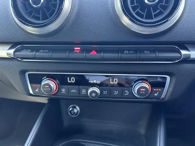アウディ Ａ３ SB 30TFSI スポーツ 滋賀県 2020(令2)年 1.9万km グレイシアホワイトメタリック Sラインパッケージ/ハーフレザーシート/・D席パワーシート/・前席シートヒーター /バーチャルコックピット/MMIナビ(CD/DVD/Bluetooth/USB)/Audiサイドアシスト/アダプティブクルーズコントロール/アクティブレーンアシスト/Audiプレセンス/バックカメラ/パーキングエイド/アドバンストキー/純正フロアマット/純正18インチアルミホイール